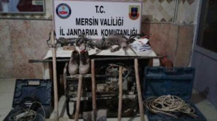 Silifke&rsquo;de Ka&ccedil;ak Kazı Yapan 4 Ş&uuml;pheli Su&ccedil;&uuml;st&uuml; Yakalandı