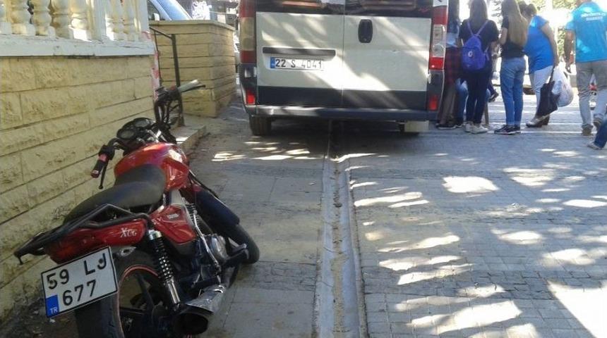 Polisten Ka&ccedil;an Motosikletli Yayaya &Ccedil;arptı