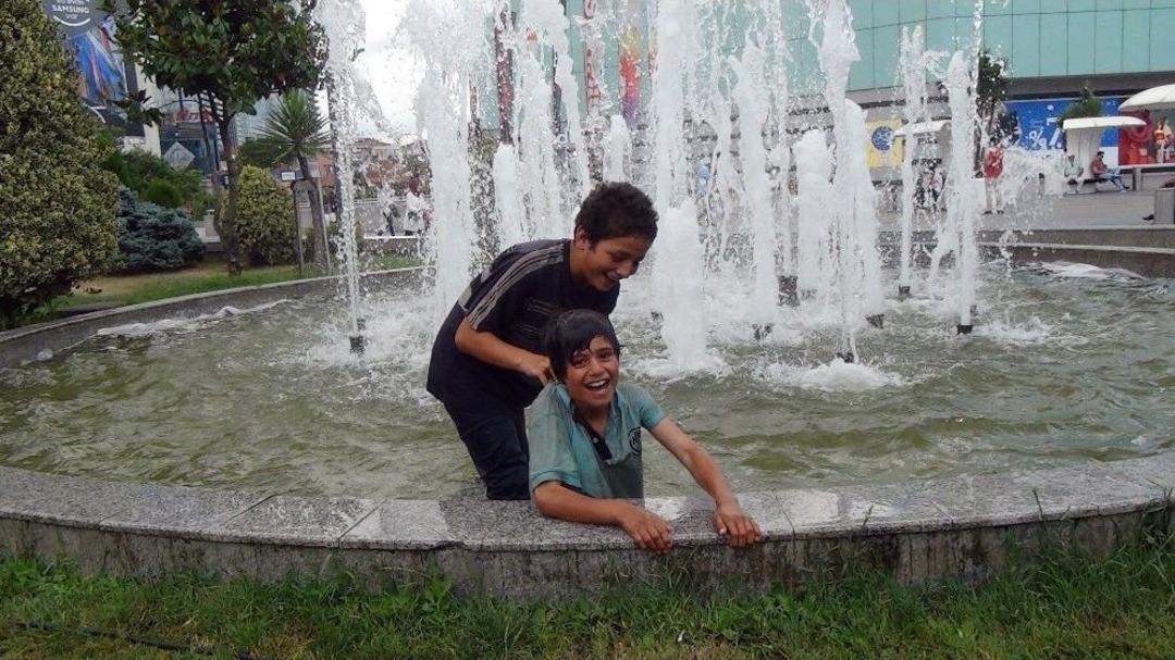 (&ouml;zel Haber) Tehlikeye Aldırış Etmeyen Suriyeli &Ccedil;ocuklar S&uuml;s Havuzunda Serinledi