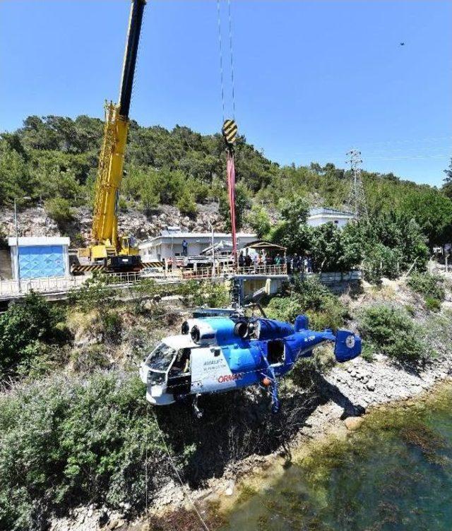 Baraja Düşen Yangın Helikopteri Çıkarıldı