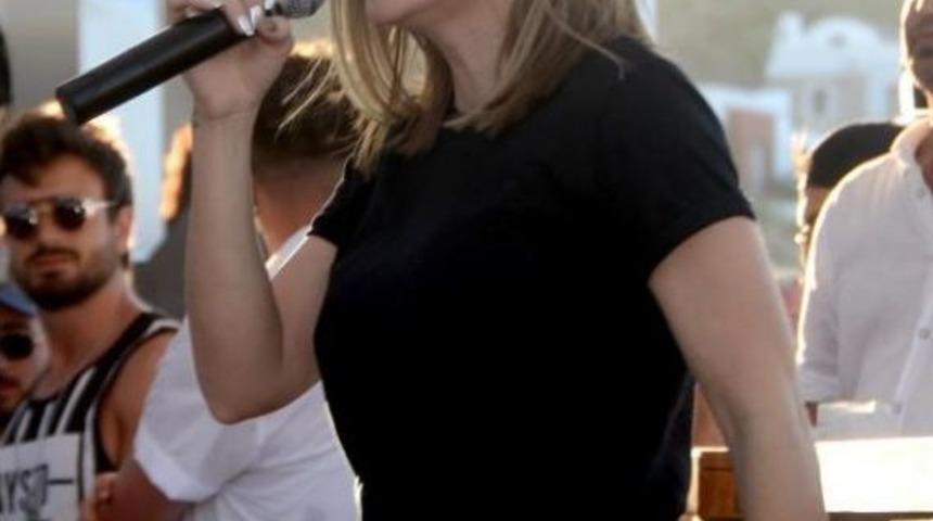 G&uuml;lşen, U&ccedil;aktan Indiği Gibi Sahneye &Ccedil;ıktı