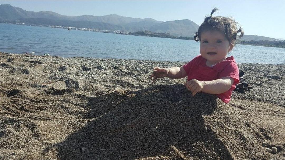 Sıcaktan Bunalan Bitlisliler Van G&ouml;l&uuml;&rsquo;ne Akın Etti