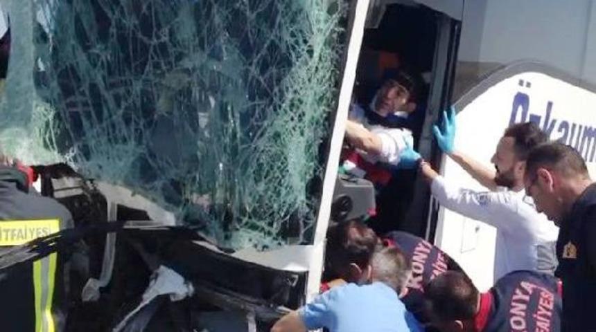 Yolcu Otob&uuml;s&uuml;, Iş Makinesine &Ccedil;arptı: 12 Yaralı