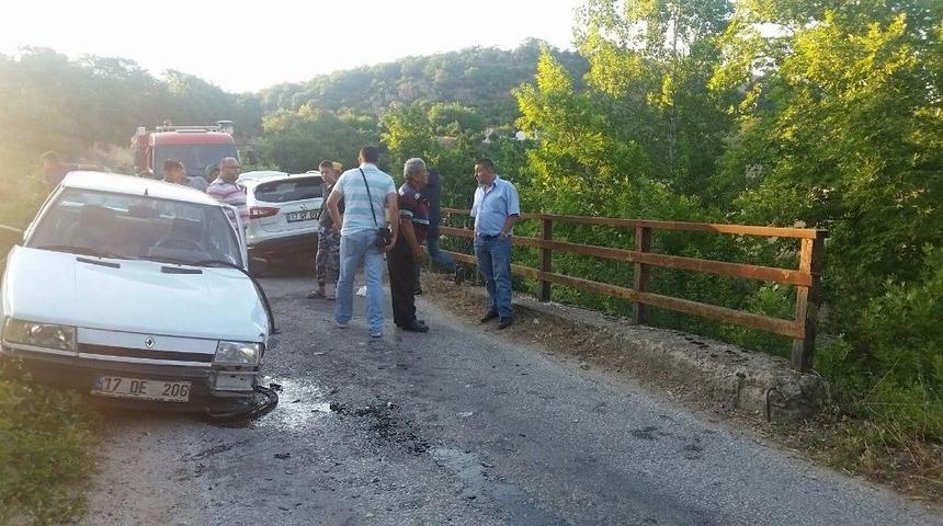 Ara&ccedil;lar K&ouml;pr&uuml;de &Ccedil;arpıştı: 1 Yaralı