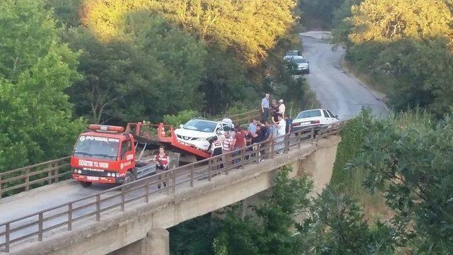 Araçlar Köprüde Çarpıştı: 1 Yaralı