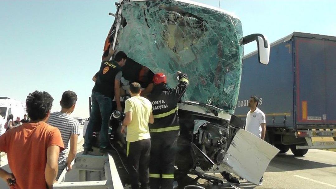 Yolcu Otob&uuml;s&uuml; Kep&ccedil;eye &Ccedil;arptı: 15 Yaralı