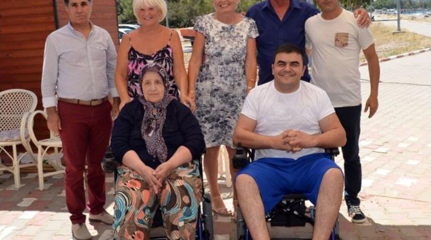 Didim&rsquo;de Yabancılar İki Engelliye Ak&uuml;l&uuml; Sandalye Bağışladı