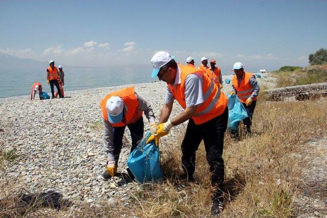 Van Gölü Sahillerinde Temizlik Çalışması