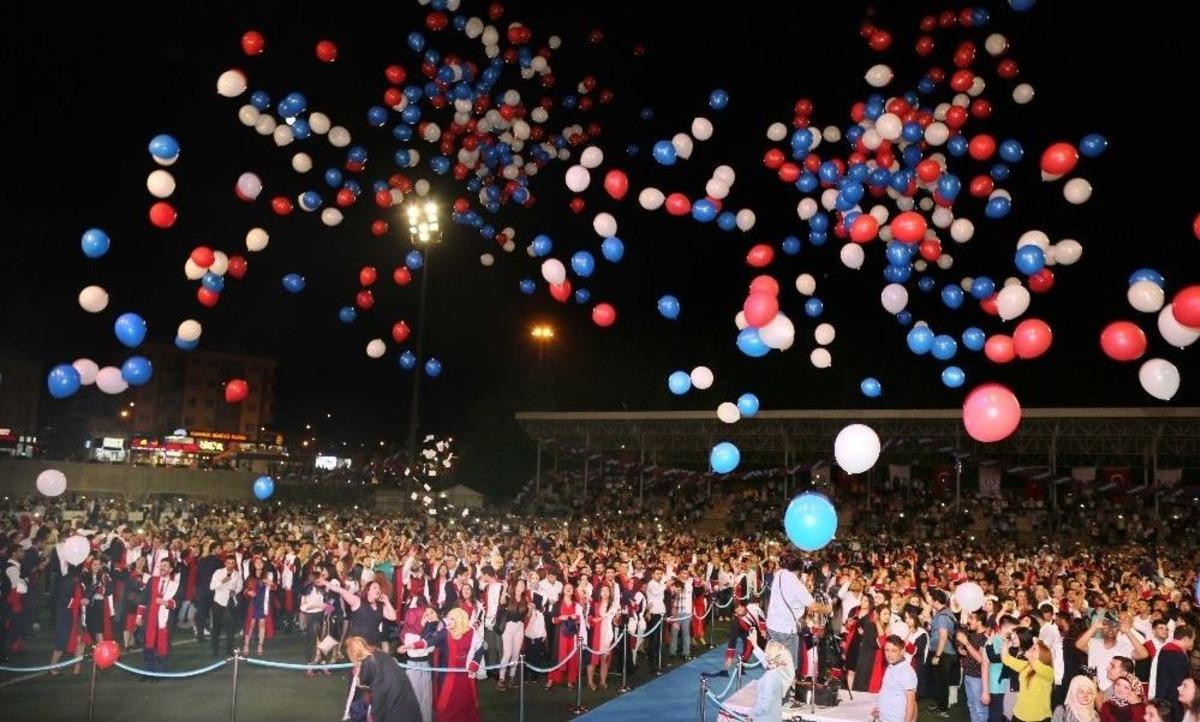 Ga&uuml;n&rsquo;de Mezuniyet Coşkusu