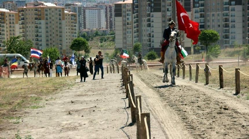 Er&uuml;&rsquo;de 1. Uluslararası Sancak Beyi Atlı Ok&ccedil;uluk M&uuml;sabakası Başladı