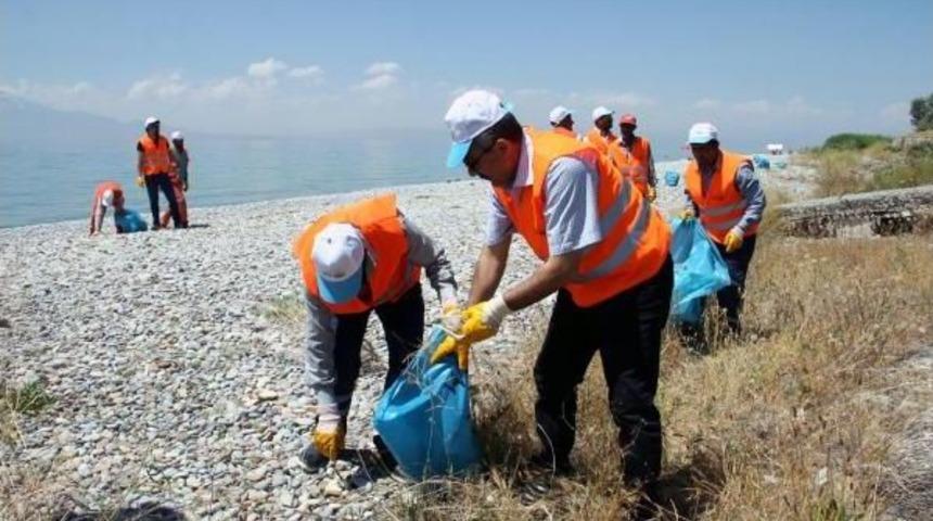 Van G&ouml;l&uuml; Sahillerinde Temizlik &Ccedil;alışması