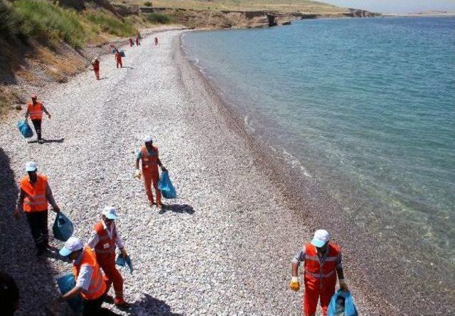 Van Gölü Sahillerinde Temizlik Çalışması