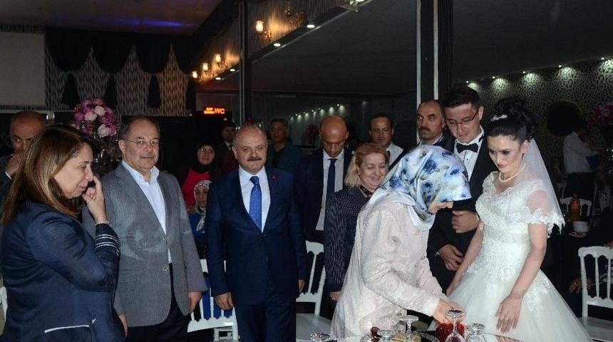 Bakan Akdağ Akrabasının D&uuml;ğ&uuml;n&uuml;ne Katıldı