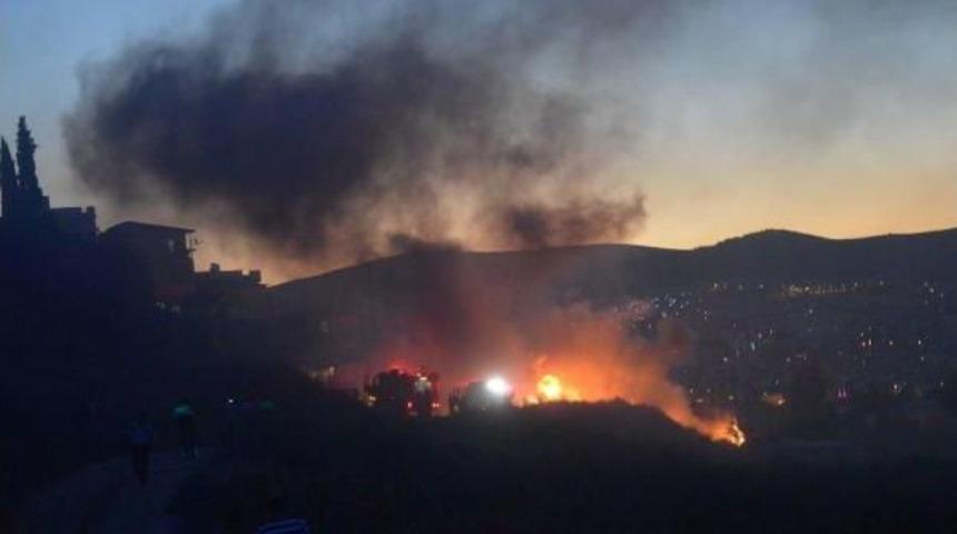 Barakada Başlayan Yangın Iki Aracı Da K&uuml;l Etti