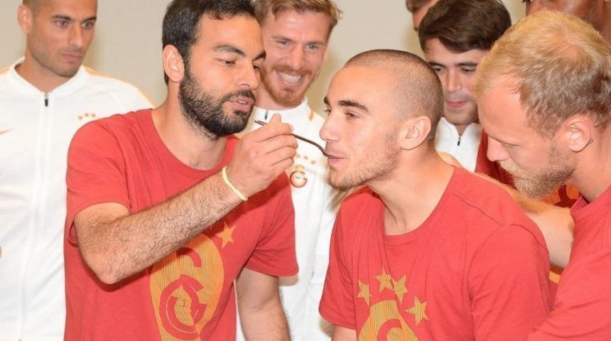 Galatasaray&rsquo;ın Kampında Yunus Akg&uuml;n&rsquo;&uuml;n Doğum G&uuml;n&uuml; Kutlandı