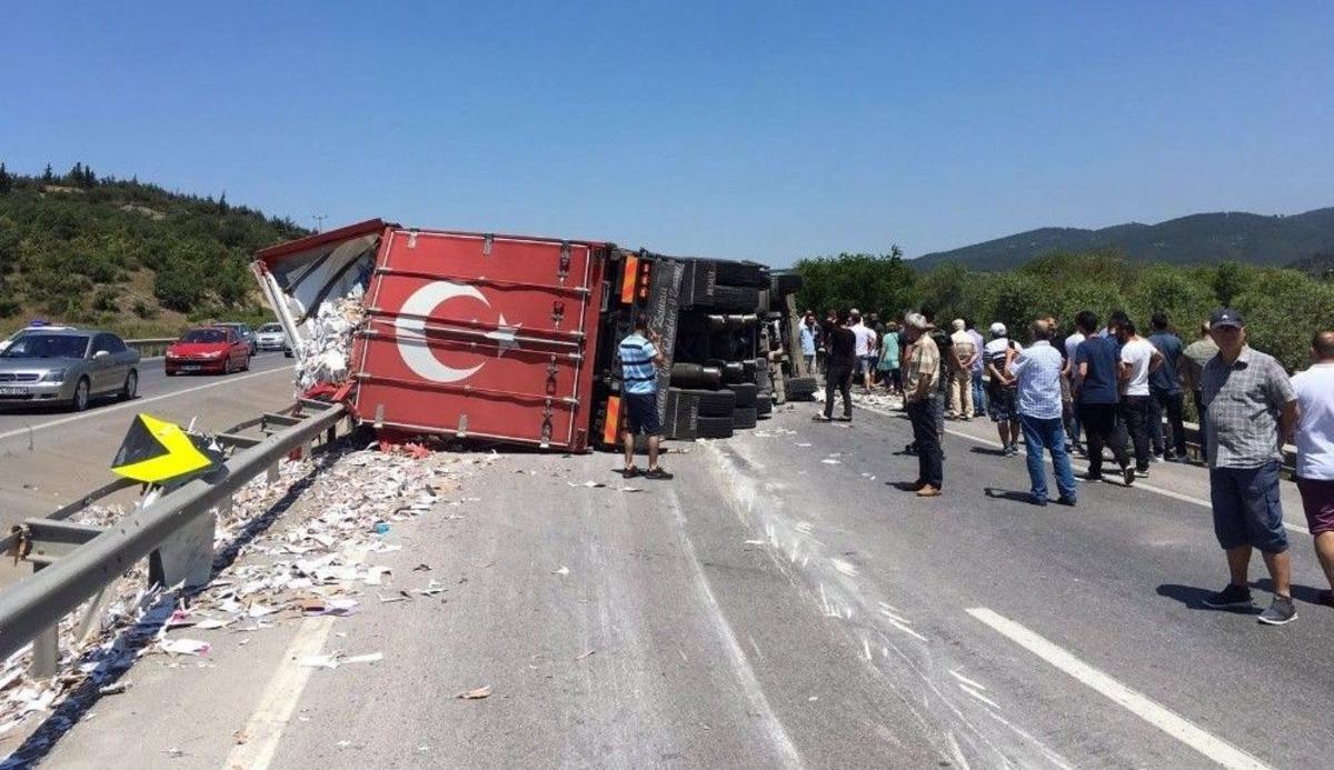 Susurluk&rsquo;ta Tır Devrildi: 1 Yaralı