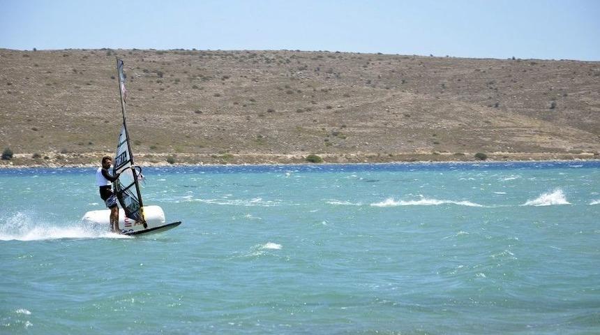 Ala&ccedil;atı S&ouml;rf Şenliği Renkli Başladı