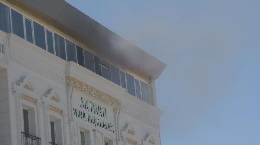 Ak Parti Binasında Korkutan Yangın