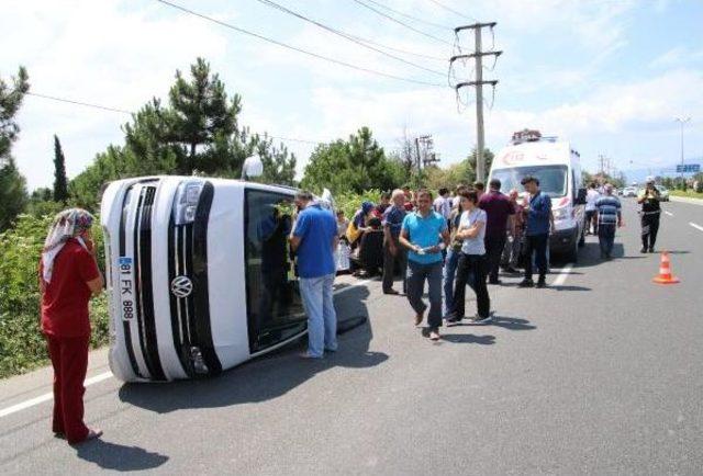 Düzce'de Minibüs Ve Otomobil Çarpıştı: 4 Yaralı