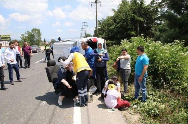 Düzce'de Minibüs Ve Otomobil Çarpıştı: 4 Yaralı