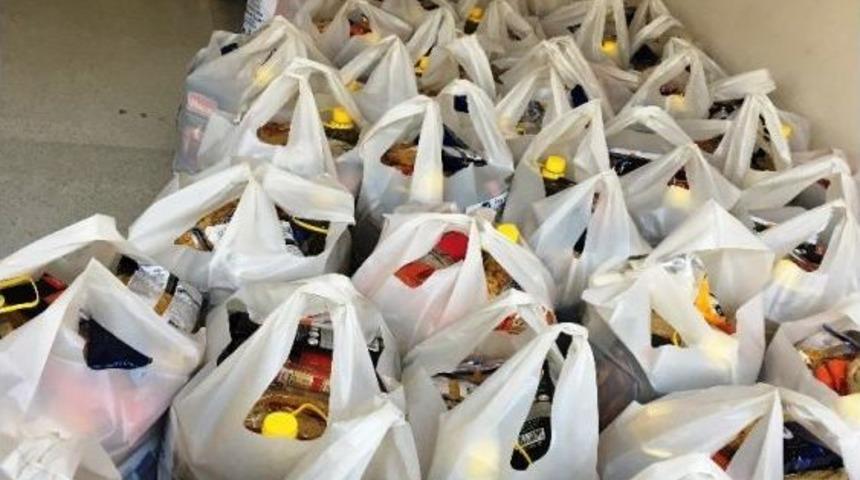 İzmit Belediyesi&rsquo;nin Yardımları S&uuml;r&uuml;yor