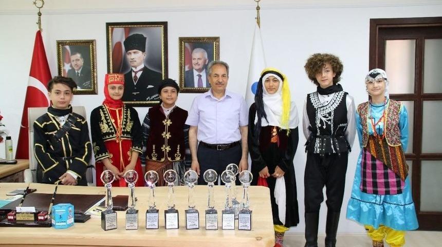 Başkan Akkaya&rsquo;ya Dans Ve Halk Oyunları Ekiplerinden Ziyaret