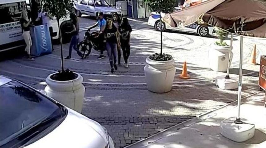 Polisten Ka&ccedil;an Motosikletli Yayaya &Ccedil;arptı