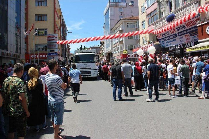Binlerce Kişi Mağazaya Koşunca Yol Trafiğe Kapandı G2