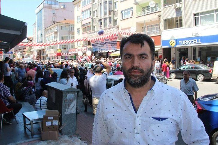 Binlerce Kişi Mağazaya Koşunca Yol Trafiğe Kapandı G3