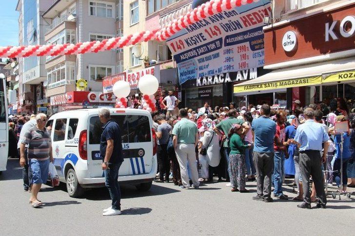 Binlerce Kişi Mağazaya Koşunca Yol Trafiğe Kapandı G4
