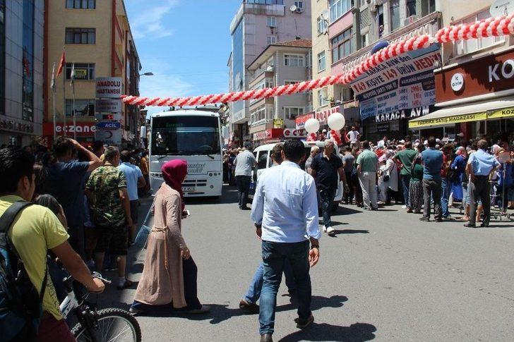 Binlerce Kişi Mağazaya Koşunca Yol Trafiğe Kapandı G5