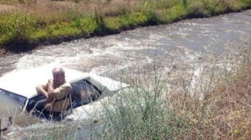 Sulama Kanalına U&ccedil;an Ara&ccedil;ta Kurtarılmayı Bekledi