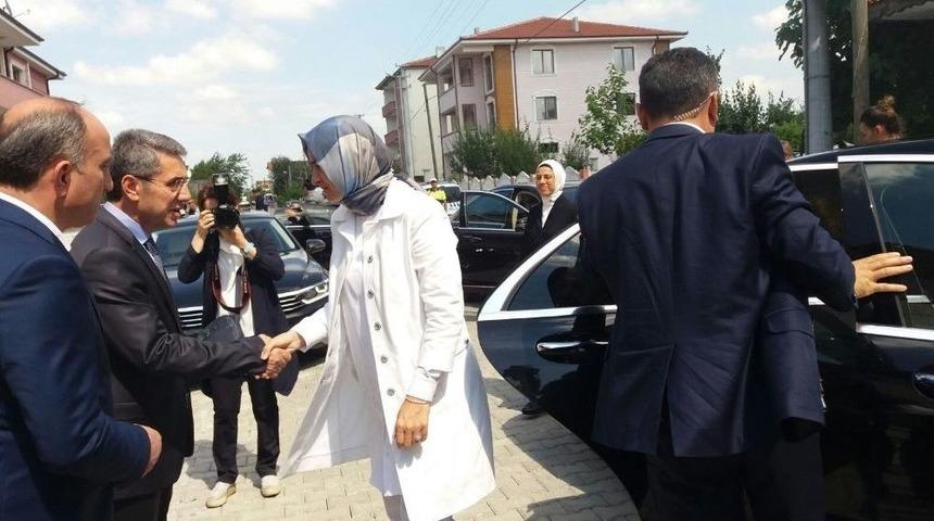 Bakan Kaya, Şehit Kaymakam Safit&uuml;rk&rsquo;&uuml;n Evini Ve Mezarını Ziyaret Etti