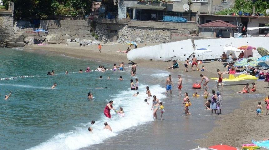 Sıcaktan Bunalan Vatandaşlar Plajlara Akın Etti