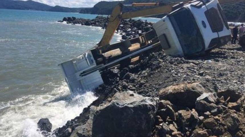 Liman Inşaatında Kamyon Yan Yattı: 1 Yaralı