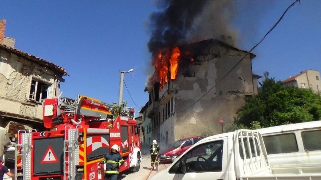 K&uuml;tahya&rsquo;da 2 Tarihi Bina Yandı