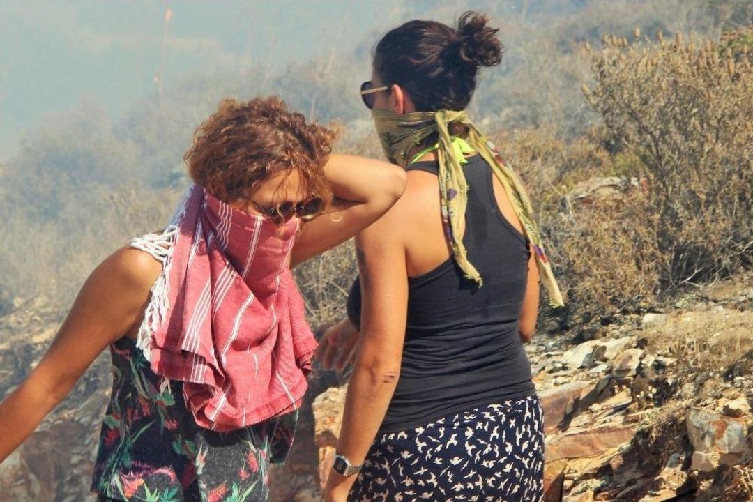 Kadınlar Damacanalarla Yangını S&ouml;nd&uuml;rmeye &Ccedil;alıştı