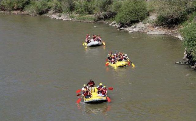 Kemah'tan Geçen Karasu'da Rafting Yapıldı