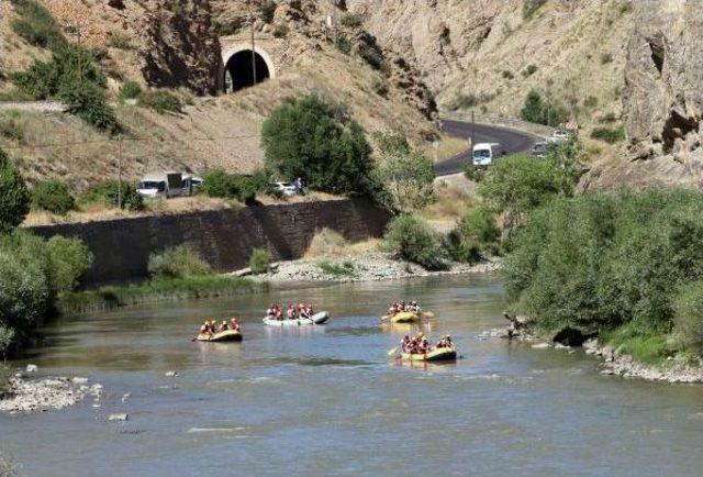 Kemah'tan Geçen Karasu'da Rafting Yapıldı