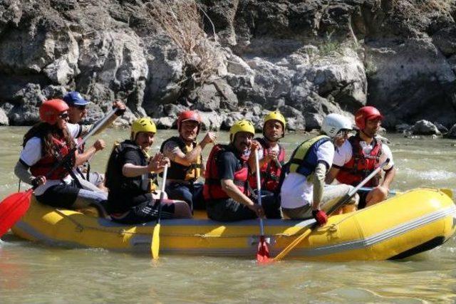 Kemah'tan Geçen Karasu'da Rafting Yapıldı