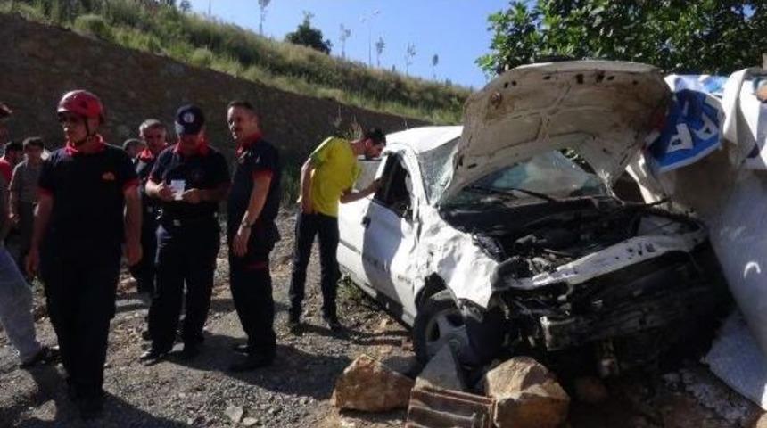 Otomobil Şarampole Yuvarlandı; Baba Yaralandı, Oğlu &Ouml;ld&uuml;