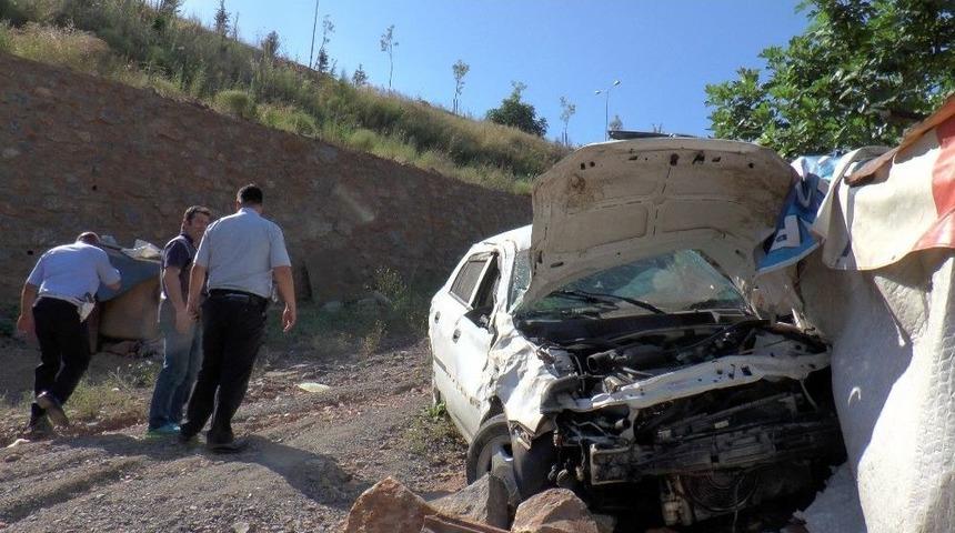 Otomobil U&ccedil;uruma Yuvarlandı: 1 &Ouml;l&uuml;, 1 Yaralı