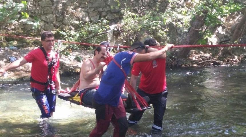 Kayalıklardan D&uuml;şen Şahıs Derede Mahsur Kaldı