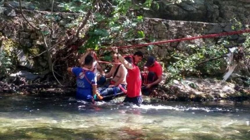 Dere Kıyısında Mahsur Kalan Yaralı Kurtarıldı