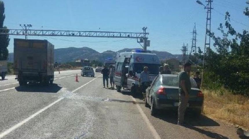 G&ouml;lbaşı'nda Iki Otomobil &Ccedil;arpıştı: 9 Yaralı