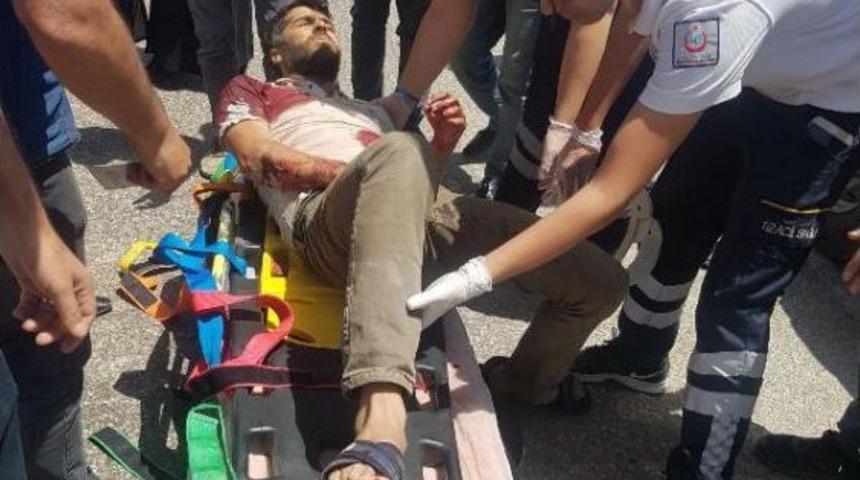 Pkk'lı Ter&ouml;ristler, Iş Makinelerini Taşıyan Konvoya Saldırdı; 2 &Ouml;l&uuml;, 3 Yaralı