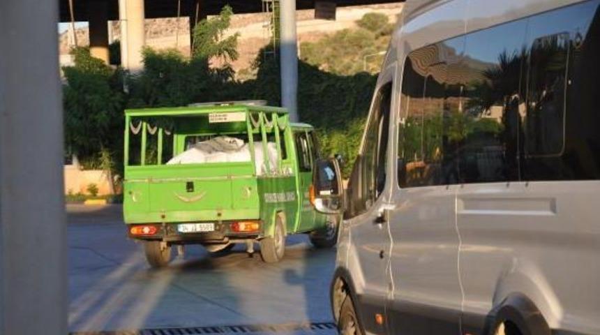 Sakarya'daki Vahşetin Kurbanı Suriyeli Anne Ve Oğlunu, 10 Bin Kişi Uğurladı (2)