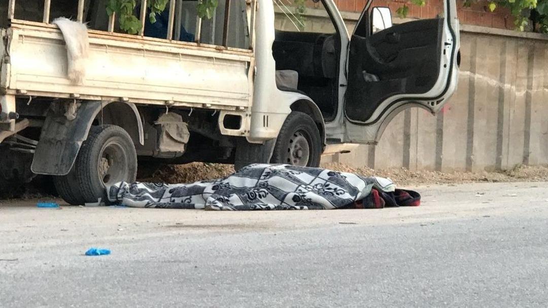 Otomobille &Ccedil;arpışan Kamyonet Yol Kenarındakilerin Arasına Daldı: 1 &Ouml;l&uuml;, 7 Yaralı