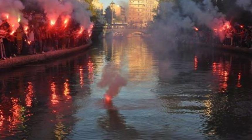 Eskişehirspor Taraftarlarından Meşaleli Kuruluş Yıld&ouml;n&uuml;m&uuml; Kutlaması