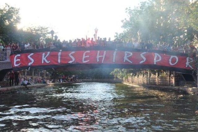 Eskişehirspor Taraftarlarından Meşaleli Kuruluş Yıldönümü Kutlaması